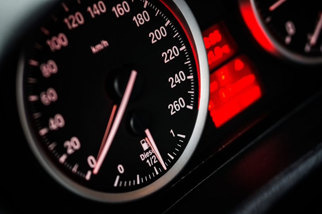 geschwindigkeitsanzeige, auto, kfz, sachverständigenbüro, sachverständige für kraftfahrzeuge und kfz-technik, unsere leistungen, gabelstabler, uvv, 52428 Jülich, ihroldtimerpartner, ihr youngtimerpartner, zertifiziert nach aja, zertifiziert nach ukas management systemy, mitglied im bvfs, bundesverband freier sachverständiger e.v., rolltore, ladebordwände, fahrzeughebebühnen, container, sachkundiger, fahrzeuge, flüssiggasanlage, ladekranführen, kraftfahrzeugbewertung 
