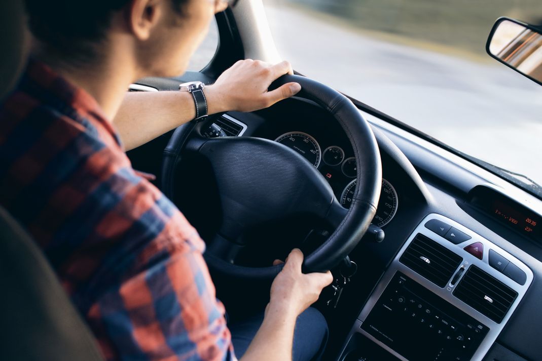Innenraum mit Fahrer, Unsere Leistungen, haftpflichtgutachten, kaskogutachten, gerichtsgutachten, kraftfahrzeugbewertung, oldtimer-bewertungen, classic analytics, uvv, gabelstabler, rolltore, hebebühnen, ladebordwände, ladebrücken, anschlagmittel, container, flüssiggasanlagen, 52428 Jülich, deutschland, neusser straße 3b, zertifiziert nach aja, zertifiziert nach ukas management systems, mitglied im bvfs, bundesverband freier sachverständiger e.v.