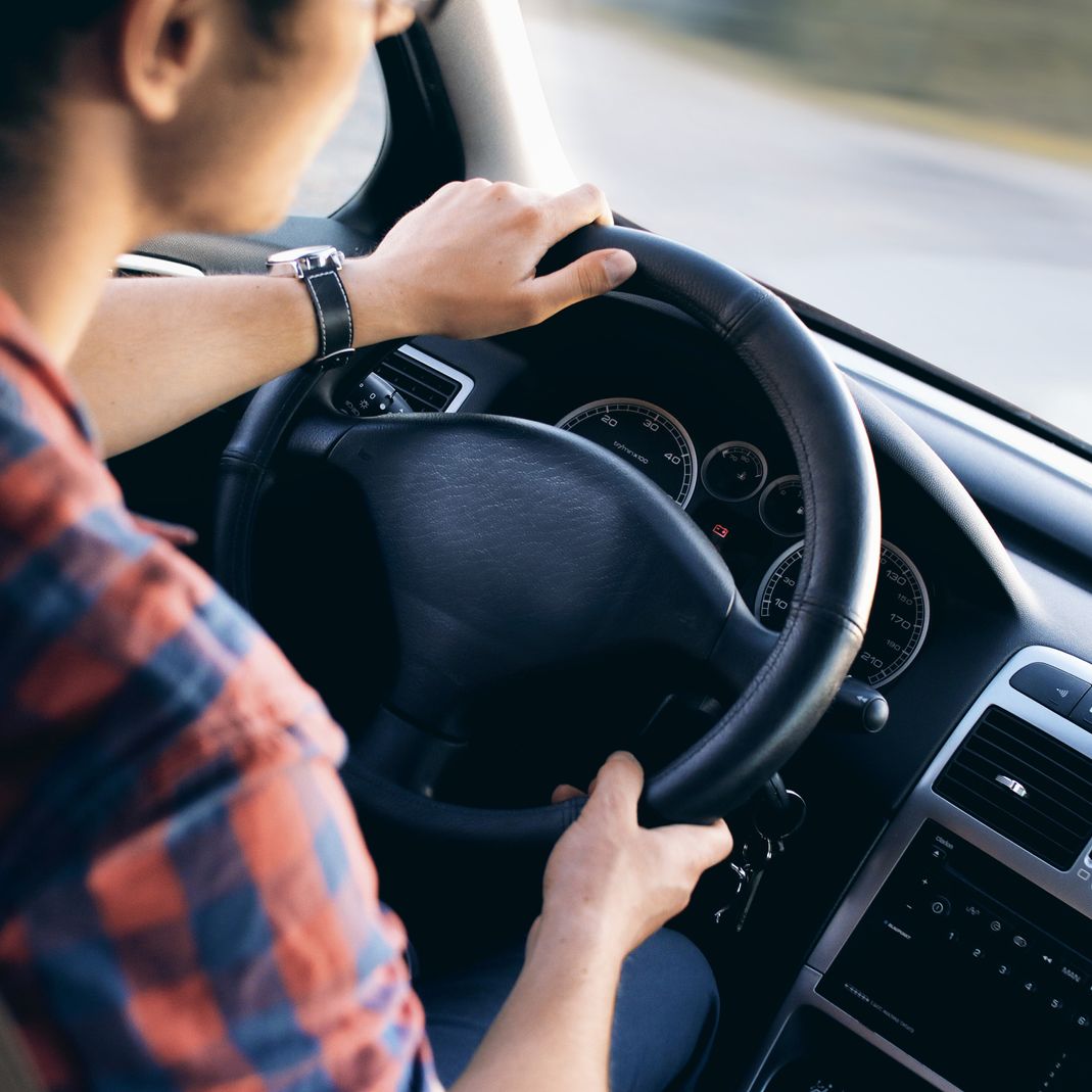 Innenraum mit Fahrer, Unsere Leistungen, haftpflichtgutachten, kaskogutachten, gerichtsgutachten, kraftfahrzeugbewertung, oldtimer-bewertungen, classic analytics, uvv, gabelstabler, rolltore, hebebühnen, ladebordwände, ladebrücken, anschlagmittel, container, flüssiggasanlagen, 52428 Jülich, deutschland, neusser straße 3b, zertifiziert nach aja, zertifiziert nach ukas management systems, mitglied im bvfs, bundesverband freier sachverständiger e.v.