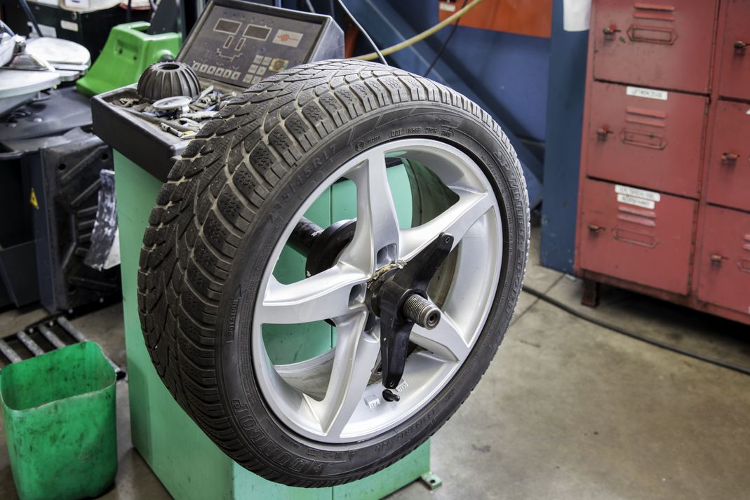 Rad mit Felge, SAchverständigenbüro schüsseler, sachverständige für kraftfahrzeuge und kfz-technik, unsere leistungen, haftpflichtgutachtung, kaskogutachtung, gerichtsgutachten, technische fragen, kfz-wesen, kraftfahrzeugbewertung, oldtimer-bewertung, classic analytics, fahrzeugbezogene spurensicherung, uvv, gabelstbler, rolltore, hebebühnen, ladebordwände, ladebrücken, anschlagmittel, container, ladekranführer, flurförderzeugführer, gabelstabler, flüssiggasanlage, fahrzeuge, gabelstabler, rolltore, fahrzeughebebühnen, ladebordwände, anschlagmittel, ladebrücken, container, Jülich, 52428 Jülich, deutschland, classic-analytics, info@kfz-gutachter-juelich.de, auto