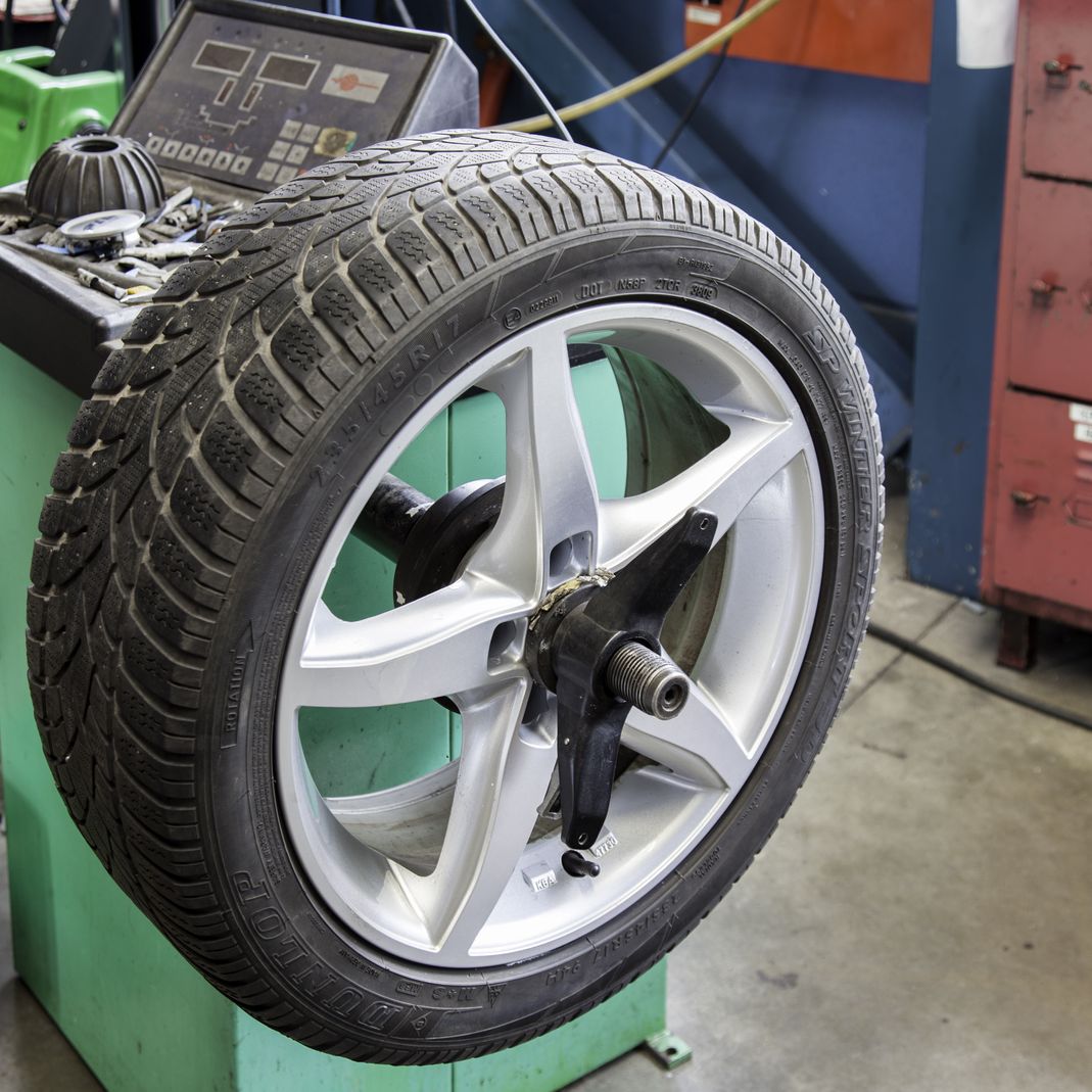 Rad mit Felge, SAchverständigenbüro schüsseler, sachverständige für kraftfahrzeuge und kfz-technik, unsere leistungen, haftpflichtgutachtung, kaskogutachtung, gerichtsgutachten, technische fragen, kfz-wesen, kraftfahrzeugbewertung, oldtimer-bewertung, classic analytics, fahrzeugbezogene spurensicherung, uvv, gabelstbler, rolltore, hebebühnen, ladebordwände, ladebrücken, anschlagmittel, container, ladekranführer, flurförderzeugführer, gabelstabler, flüssiggasanlage, fahrzeuge, gabelstabler, rolltore, fahrzeughebebühnen, ladebordwände, anschlagmittel, ladebrücken, container, Jülich, 52428 Jülich, deutschland, classic-analytics, info@kfz-gutachter-juelich.de, auto
